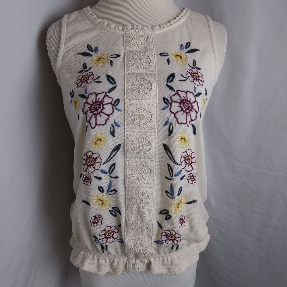 3/20$Live‎ to be spoiled Embroidery boho top Floral